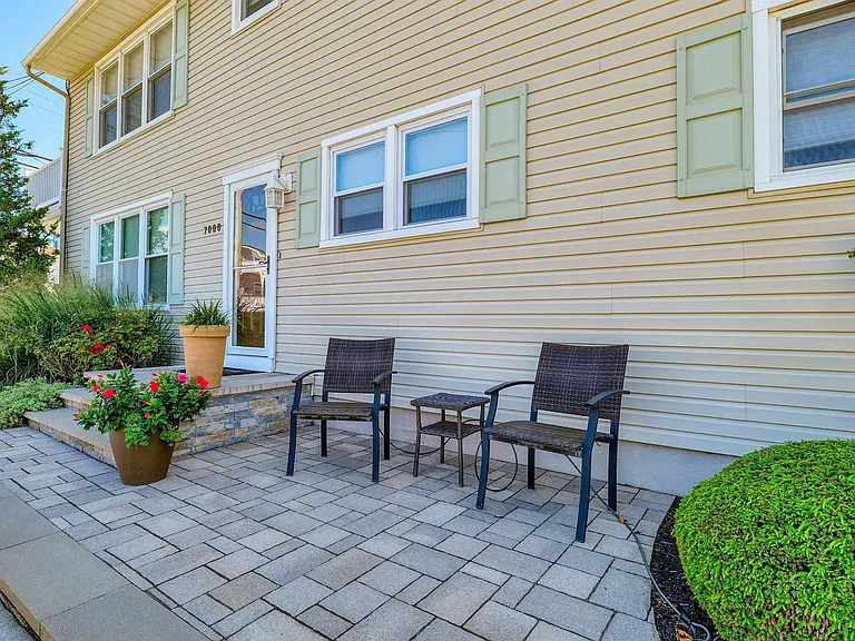 7000 Winchester Ave #TOP FLOOR — Photo 3