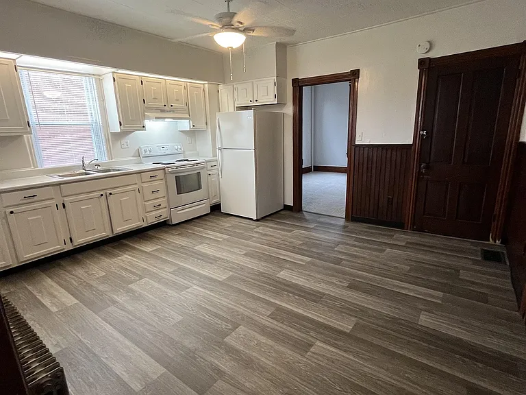 18 E Main St — Photo 7