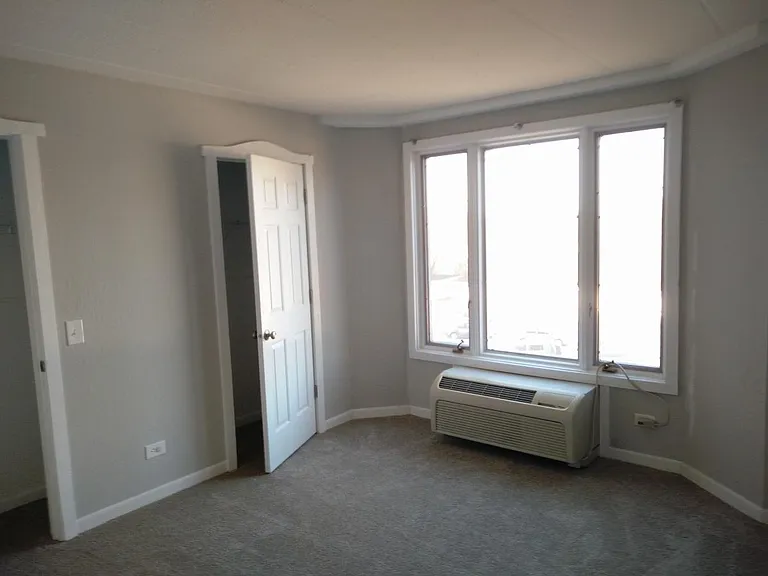 1 Renaissance Pl — Photo 2