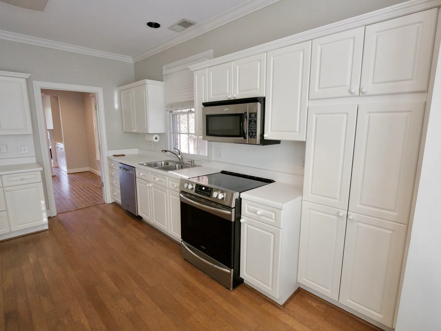 4 bed, 2.5 bath, 2871 sqft, $3,850 — Photo 2