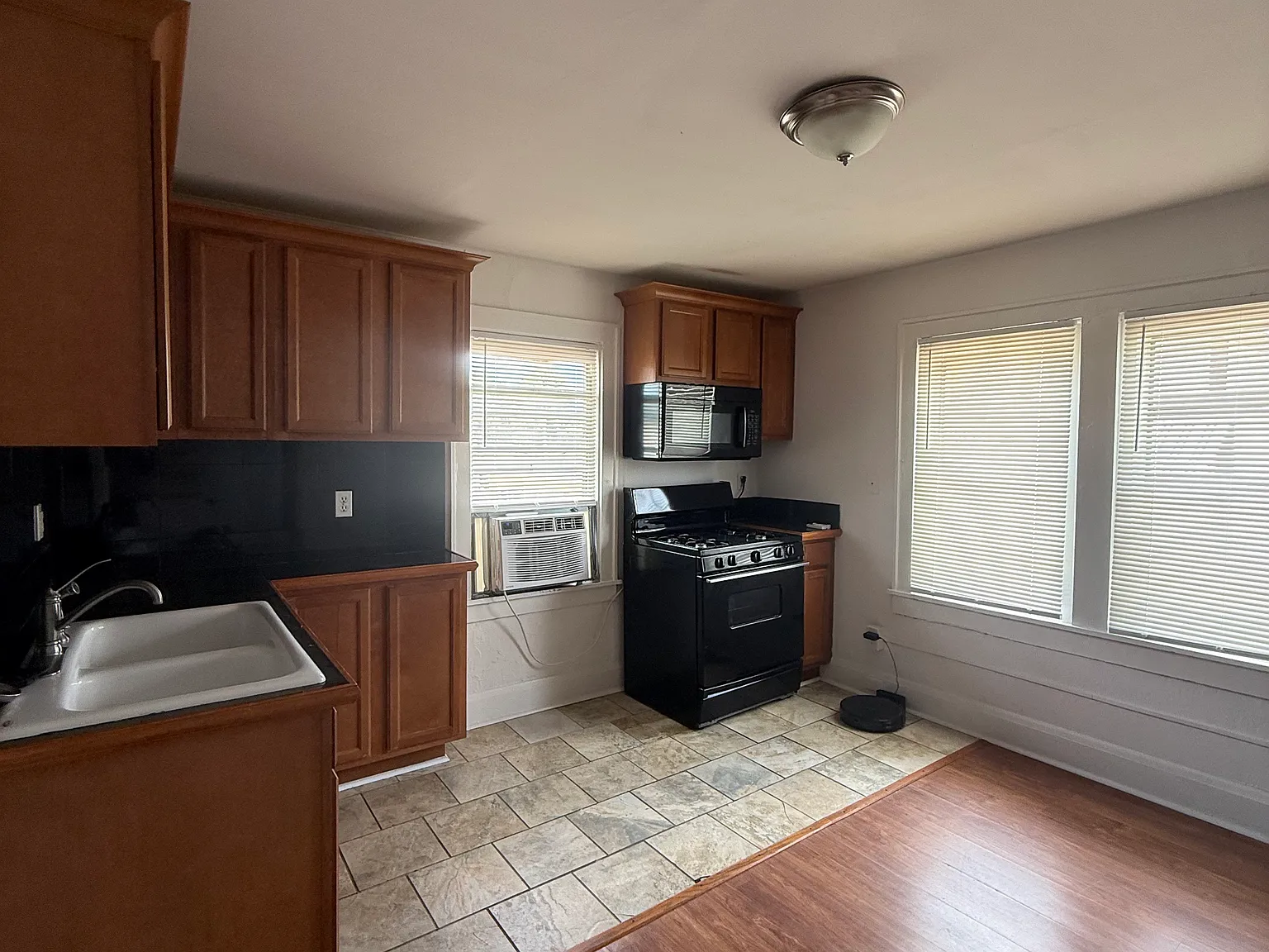 1 bed, 900 sqft, $1,400 — Photo 2