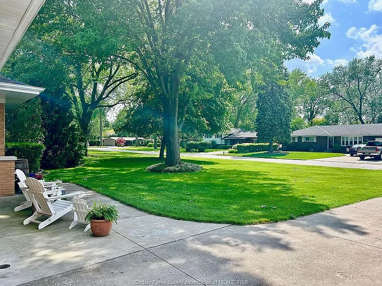 338 Barry Ave — Photo 3