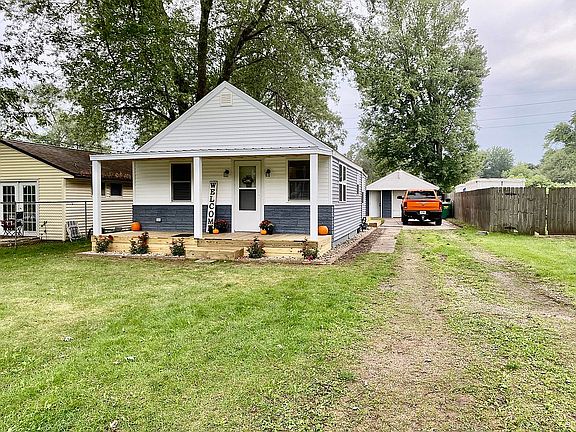 Huge front yard and drive