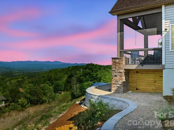 467 Crystal Heights Dr, Hendersonville, NC 28739