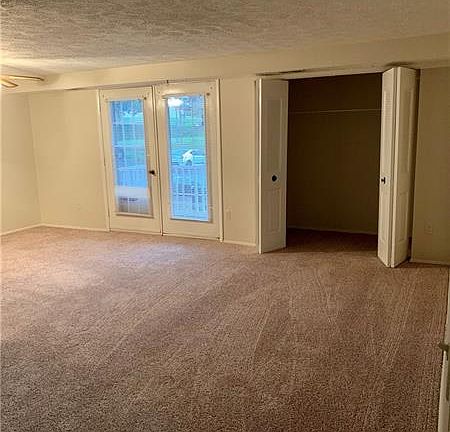 4th image of 949 Wood Hollow Dr