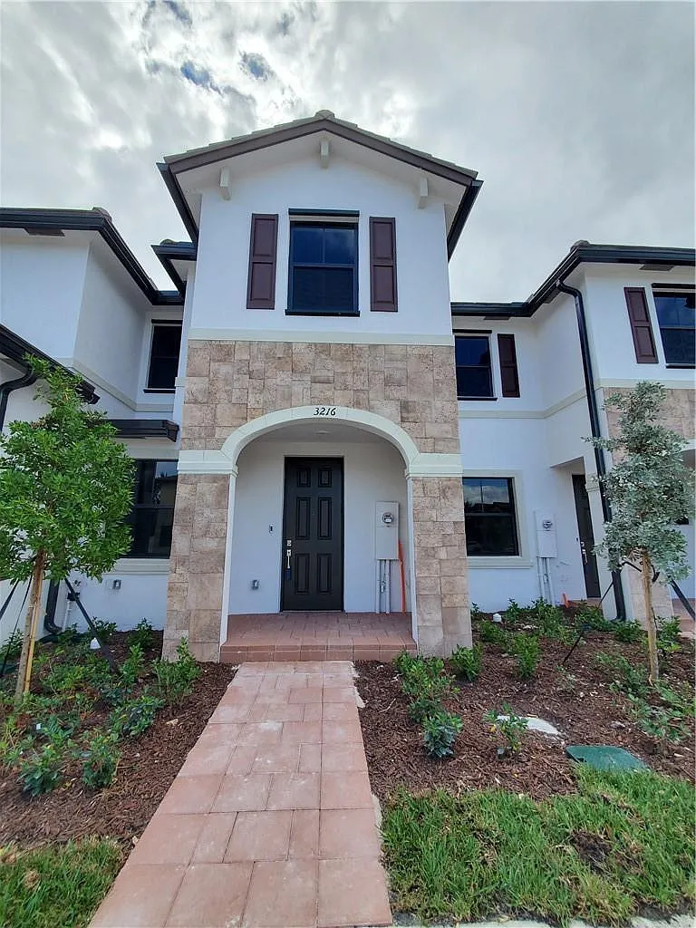 3 bed, 2.5 bath, 1412 sqft, $3,200 — Photo 1
