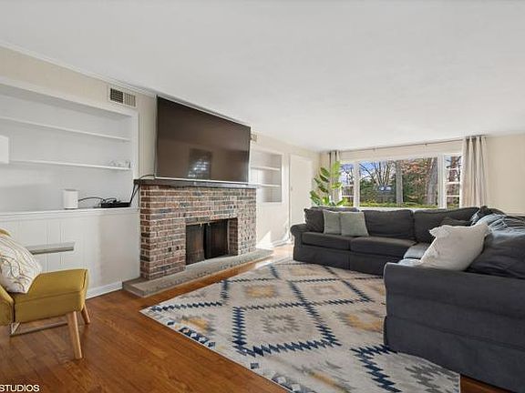 3rd image of 412 Warwick Rd