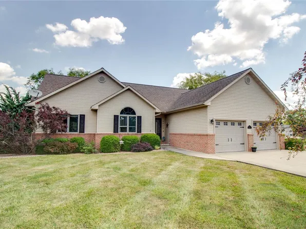 4 Eastland Ct, Carlinville, IL 62626