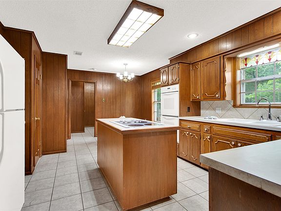 3rd image of 930 S Maurice Ave