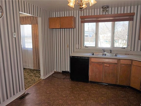 3rd image of 158 Greenleaf Ave