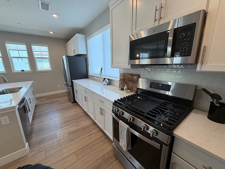 Gas cooktop and subway tile backsplash