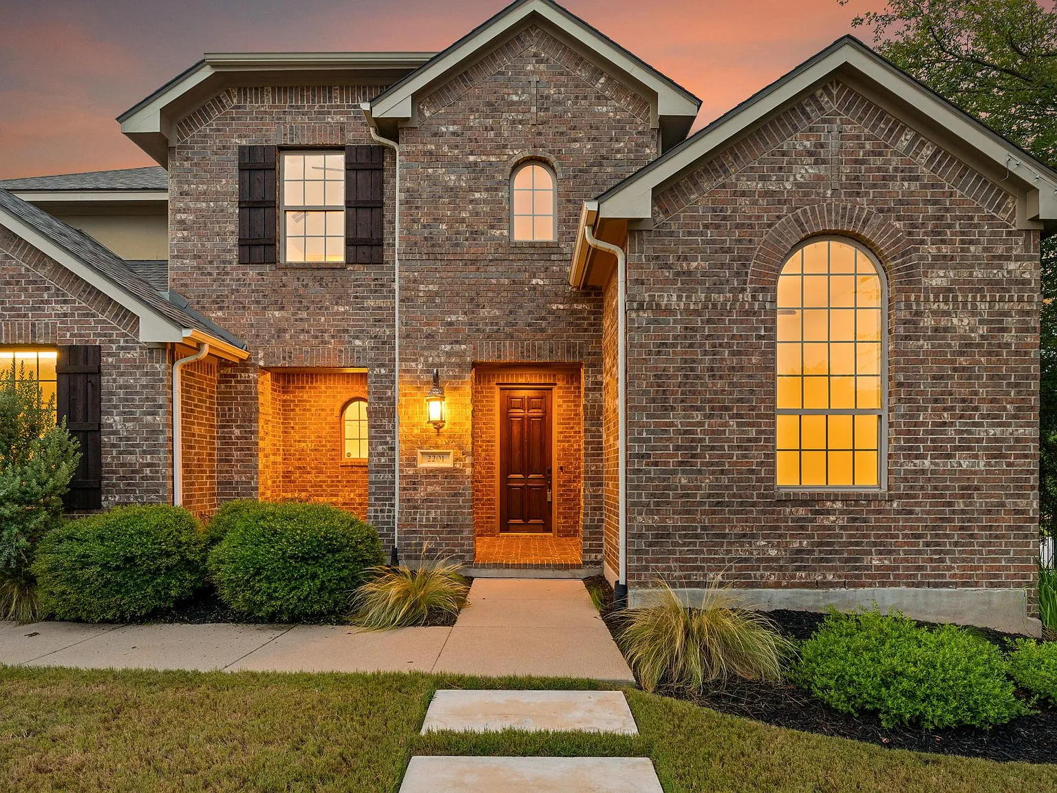 4 bed, 3.5 bath, 3169 sqft, $3,700 — Photo 3