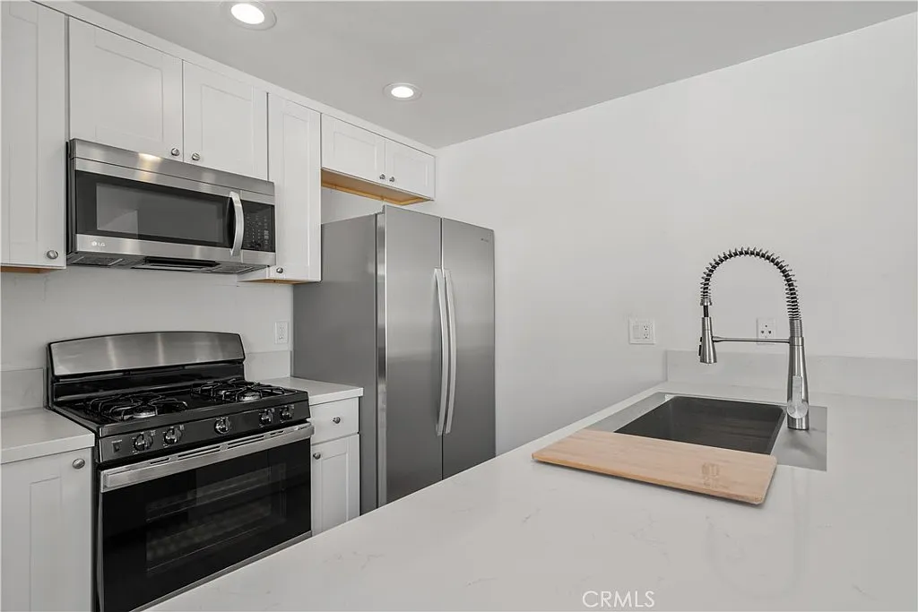 1 bed, 1.0 bath, 700 sqft, $2,300 — Photo 2