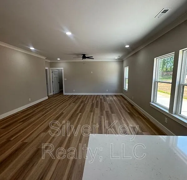 924 Stratford Ave — Photo 12