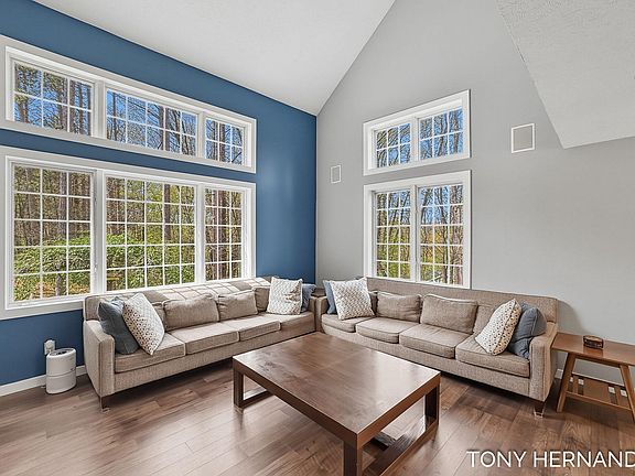 3rd image of 102 Sagamore Trl SE