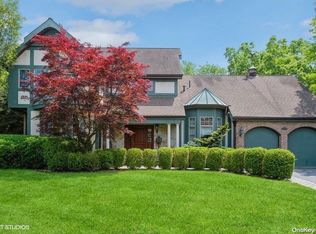 78 Barnyard Ln, Roslyn Heights, NY 11577