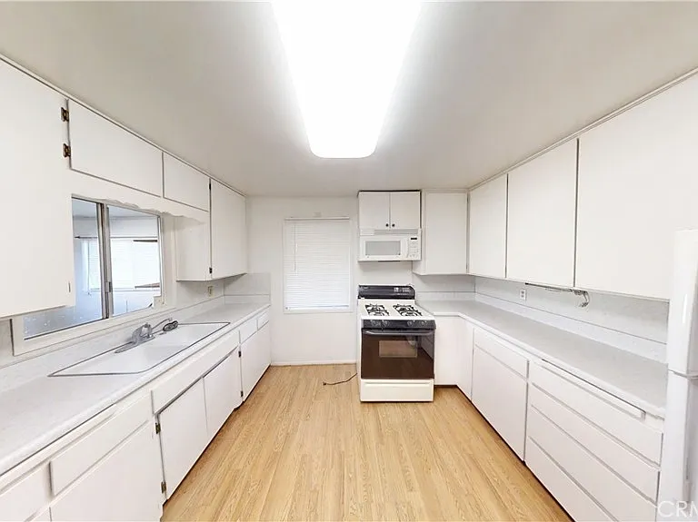 642 W Avenue L — Photo 3