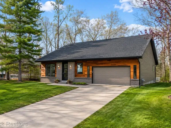 2404 Uplong St, West Bloomfield, MI 48324