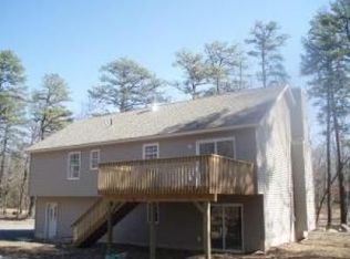 102 Whispering Oaks Dr, Greeley, PA 18425