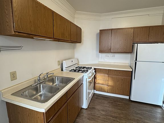 4th image of 122 N 7th Ave E #1