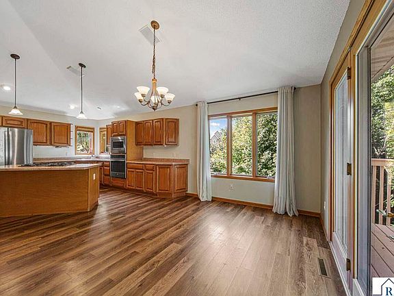 3rd image of 216 Southbrook Cir