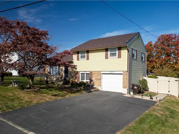 821 Karoly St, Freemansburg, PA 18017