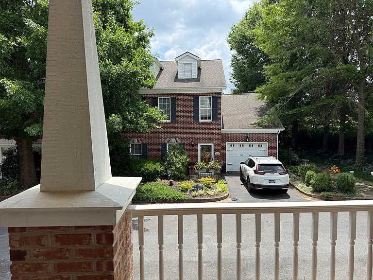 10 Charleston Ct — Photo 4
