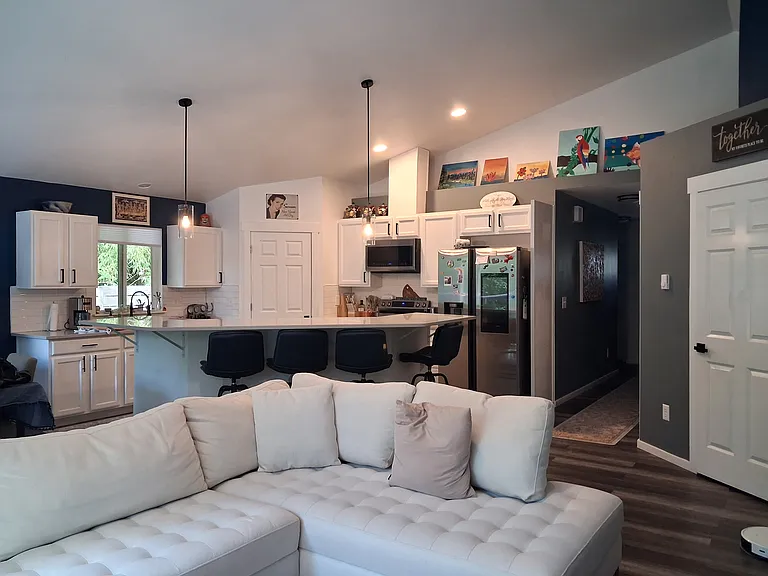 471 E Parkway Blvd — Photo 12