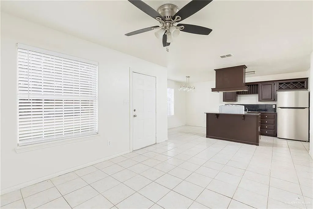 2 bed, 1.5 bath, 1100 sqft, $850 — Photo 2