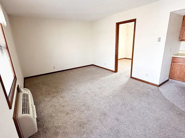 430 Skyline Dr — Photo 2
