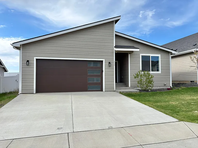 842 Greenfield Dr — Photo 1