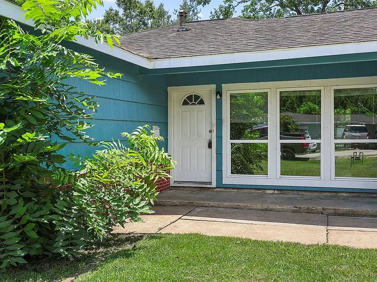 2318 Pecan St — Photo 4