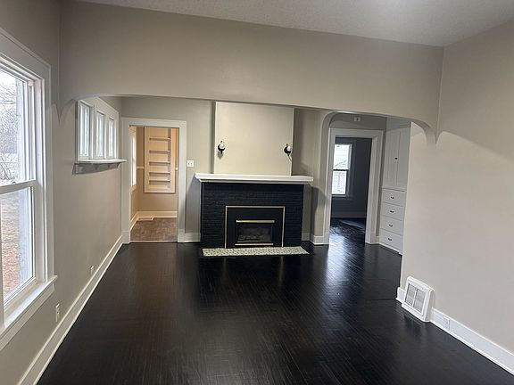 4th image of 325 Park St S
