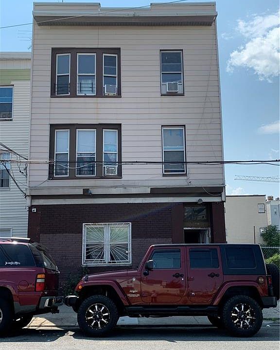 1st image of 139 Linden St