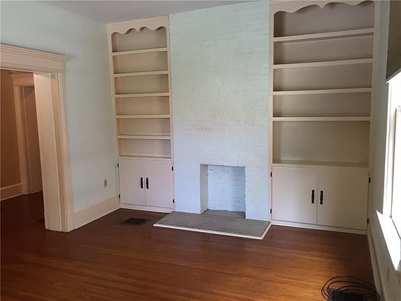 4th image of 21 N Wade Ave E