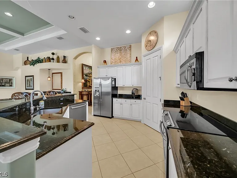 7672 Sussex Ct — Photo 6