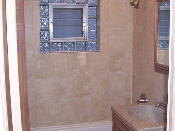 3rd image of 6623 N Seeley Ave #1N