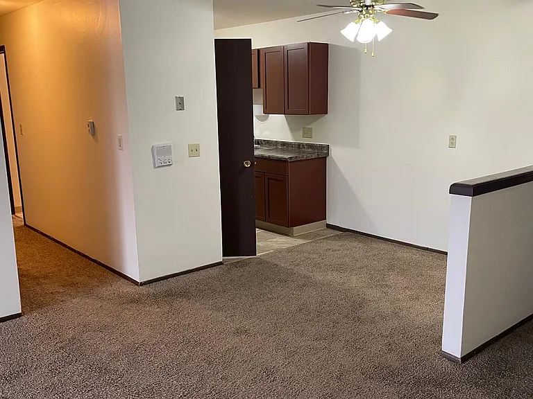 Colony Court Apartments — Photo 11