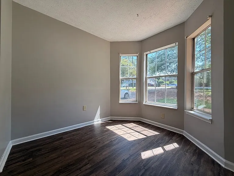 130 Cumberland Ct — Photo 2