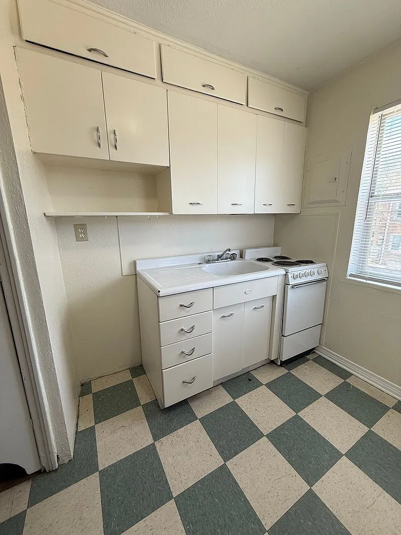 Charming 1-Bed in the Plaza District Hardwood Floors + FREE Laundry! — Photo 4
