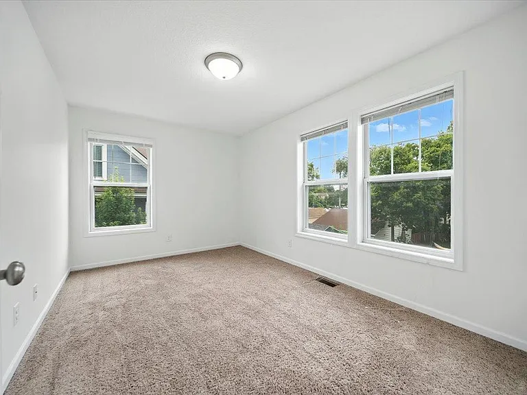 600 W 32nd St #2 — Photo 12