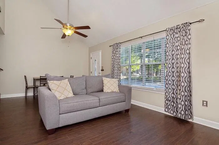 943 Ashley Ln — Photo 3