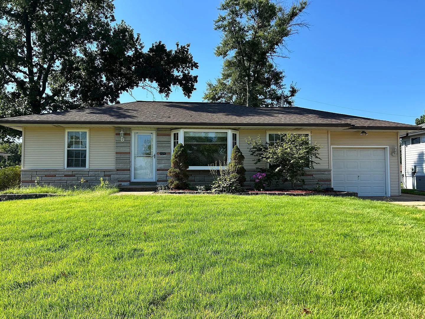 Spacious 4-Bedroom Home in Mehlville School District — Photo 1