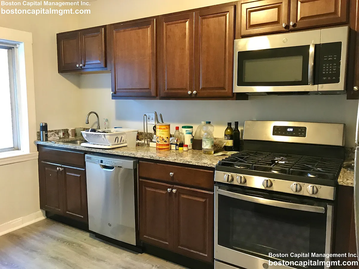 Building Photo - 76 Linden St #2