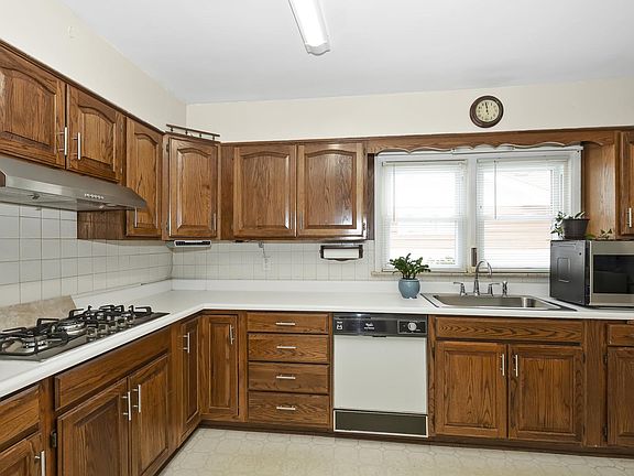 3rd image of 919 N Highland Dr
