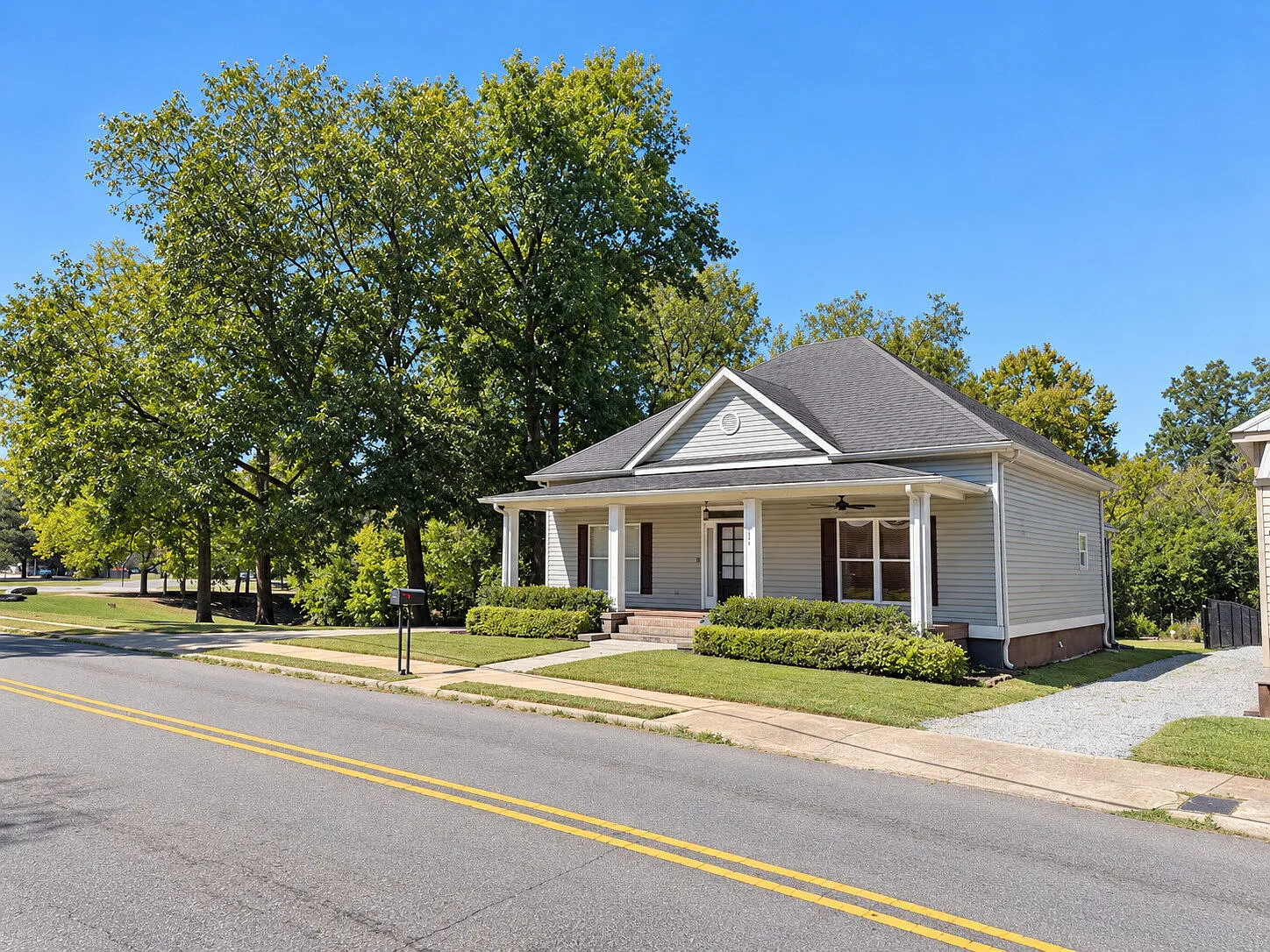 3 bed, 2.5 bath, 1696 sqft, $1,795 — Photo 2