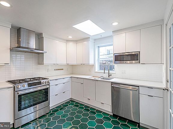 5th image of 2126 Montrose St