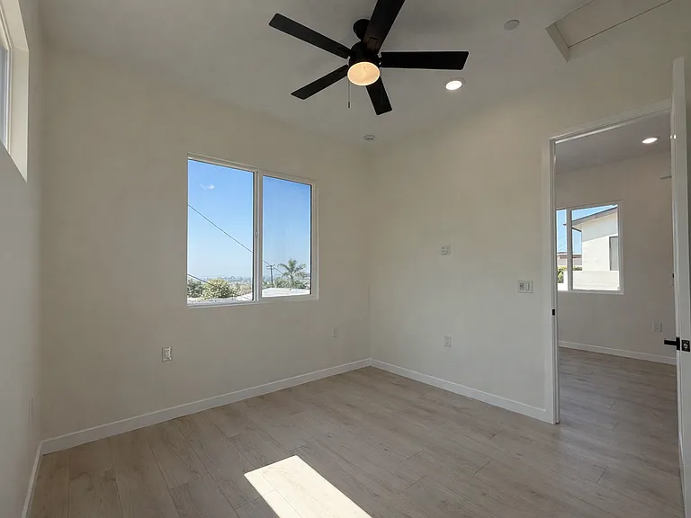 5527-33 Olvera Ave — Photo 24