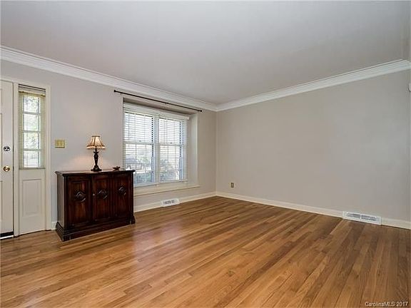 4th image of 5319 Glenbrier Dr