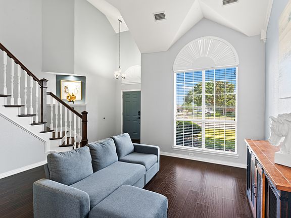 3rd image of 926 Silverstone Dr